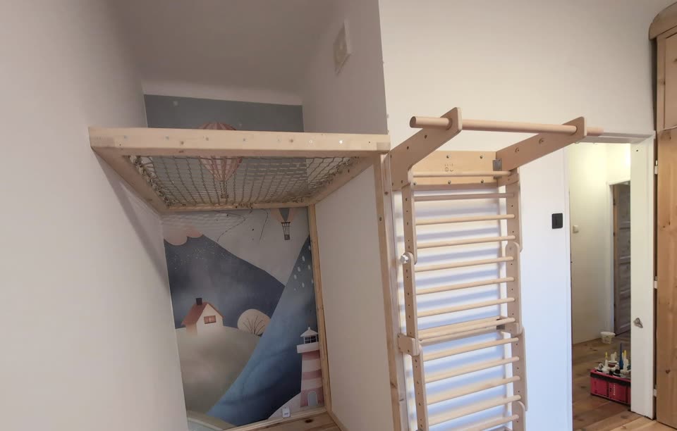 Loftová síť nad výklenkem v dětském pokoji, vedle dřevěné žebřiny